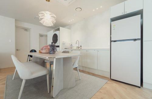 Sogong-dong Apartment | Ravenna-pickup service 1 minute from deoksugung Palace 5 minutes from cheonggyecheon 10 minutes from namdaemun kids welcome free luggage storage