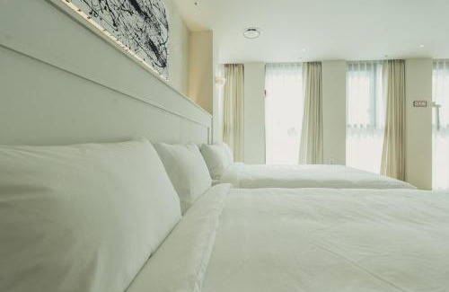 Sogong-dong Apartment | Ravenna-pickup service 1 minute from deoksugung Palace 5 minutes from cheonggyecheon 10 minutes from namdaemun kids welcome free luggage storage