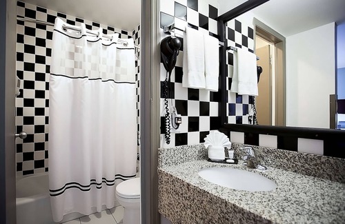 Downtown Chicago Hotel | Recharge & Relax! Three Comfortable Units for Group Travel Near Willis Tower
