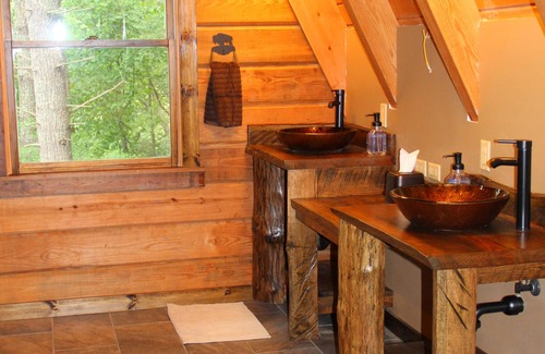 Clyde Cabin | Red Dog Barn.on a 65 acre bison ranch!