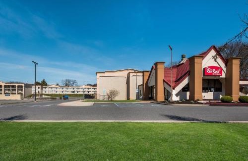Yorkshire Hotel | Red Roof Inn and Suites Newark - University