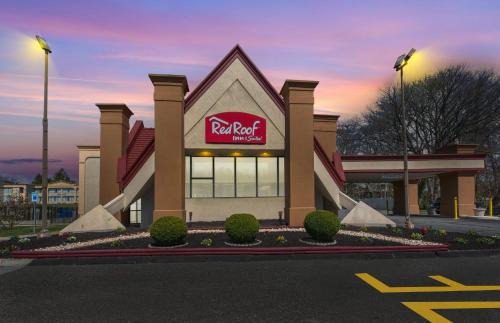 Yorkshire Hotel | Red Roof Inn and Suites Newark - University