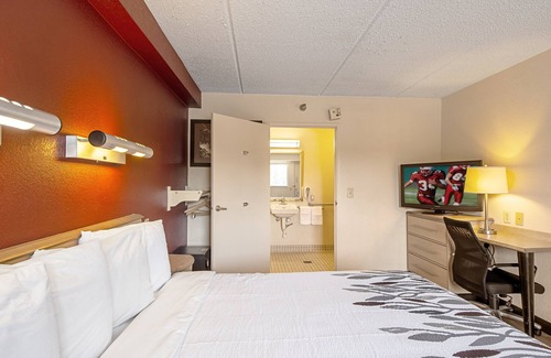 Elkhart Hotel | Red Roof Inn Elkhart