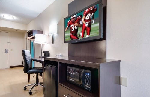 Bonanza Hotel | Red Roof Inn Laredo