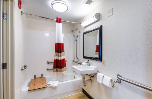 Bonanza Hotel | Red Roof Inn Laredo