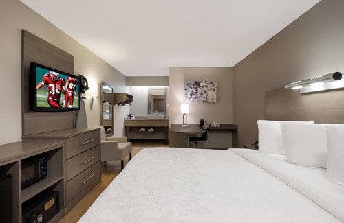 Naperville Hotel | Red Roof Inn PLUS+ Chicago - Naperville