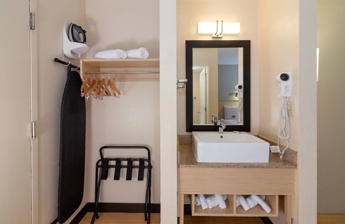 Seybold Hotel | Red Roof Inn PLUS+ Miami Airport