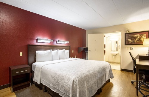 South Hills Hotel | Red Roof Inn PLUS+ Pittsburgh South - Airport