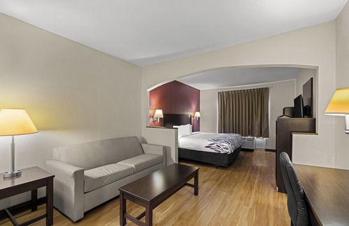Albany Hotel | Red Roof Inn & Suites Albany, GA