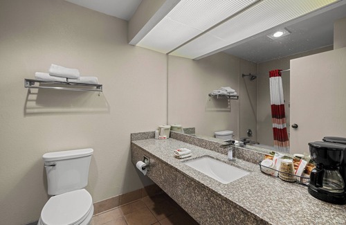 Albany Hotel | Red Roof Inn & Suites Albany, GA