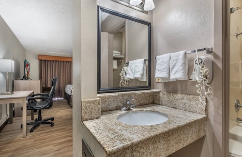 Sulphur Springs Hotel | Red Roof Inn & Suites Sulphur Springs