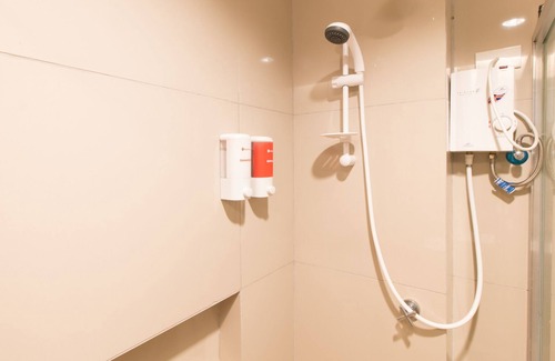 Bacolod Hotel | RedDoorz Plus @ Diola Villamonte Bacolod