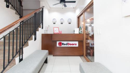 Bacolod Hotel | RedDoorz Plus @ Diola Villamonte Bacolod