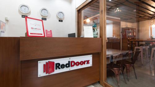 Bacolod Hotel | RedDoorz Plus @ Diola Villamonte Bacolod