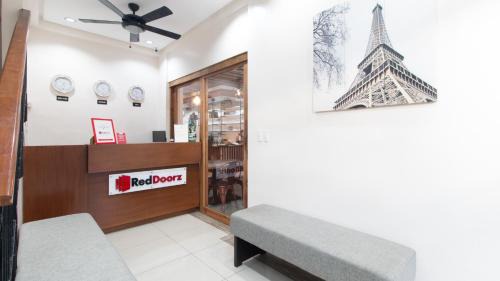 Bacolod Hotel | RedDoorz Plus @ Diola Villamonte Bacolod