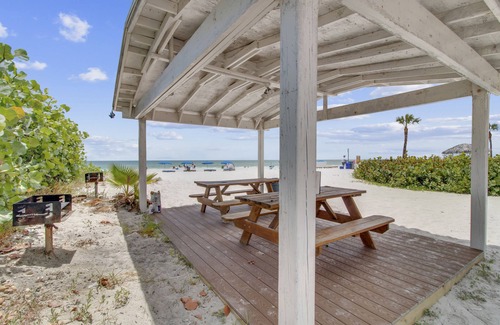 Redington Shores Condo | Redington Surf Resort 18 Quaint Beach Front Condo Motel