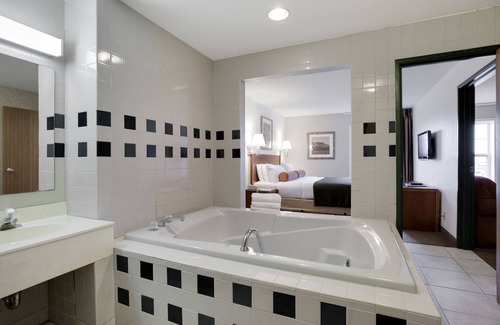 Redwood Falls Hotel | Redwood Lodge