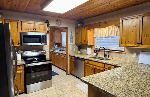 Heber Cabin | ReelParadise Cabin 3BR/2BA with AC, WiFi, cable - ready for your quick escape!