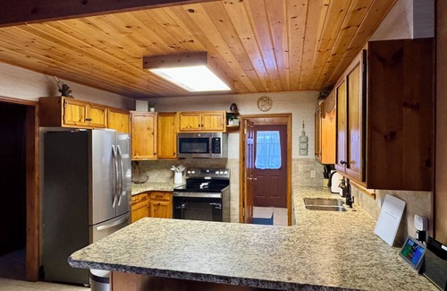 Heber Cabin | ReelParadise Cabin 3BR/2BA with AC, WiFi, cable - ready for your quick escape!