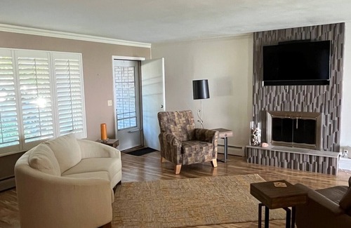 Haslett House | Relaxing 3bdr/2bth home with pool near MSU & parks