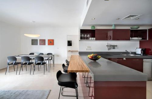 Tel Aviv City Center Apartment | Relaxing 2 BR Apt w Parking Near Nahalat Binyamin with Shelter by Sea N' Rent