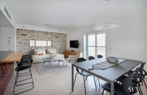 Tel Aviv City Center Apartment | Relaxing 2 BR Apt w Parking Near Nahalat Binyamin with Shelter by Sea N' Rent