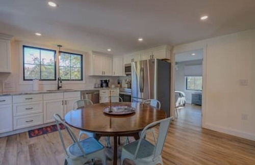 Wells Cabin | Relaxing Coastal Escape Near Beaches with Hot Tub