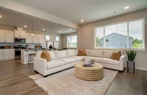 Carver House | Relaxing Getaway w/Pool Access!nn