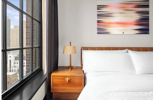 Central Park South Hotel | Relaxing Room w/Rooftop Bar Views in Midtown Manhattan – 2 Blocks to Park