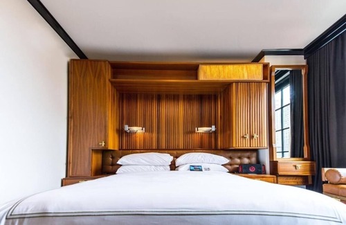 Central Park South Hotel | Relaxing Room w/Rooftop Bar Views in Midtown Manhattan – 2 Blocks to Park
