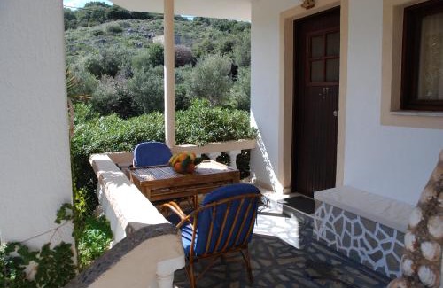 Ammoudara Villa | Relaxing studio with veranda n garden