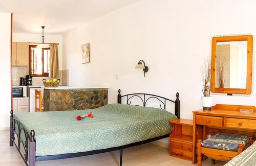Ammoudara Villa | Relaxing studio with veranda n garden