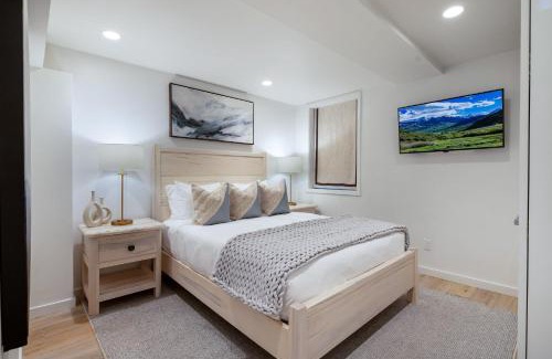 Aspen Apartment | Renovated 2 BR Aspen Condo Ski-in out