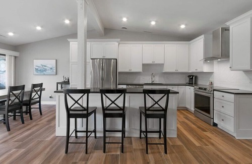 Fontana-on-Geneva Lake Villa | Renovated Abbey Villa Getaway |Patio | Pool |Short Walk to the Water |Gas Fireplace |King Master