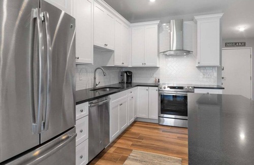 Fontana-on-Geneva Lake Villa | Renovated Abbey Villa Getaway |Patio | Pool |Short Walk to the Water |Gas Fireplace |King Master