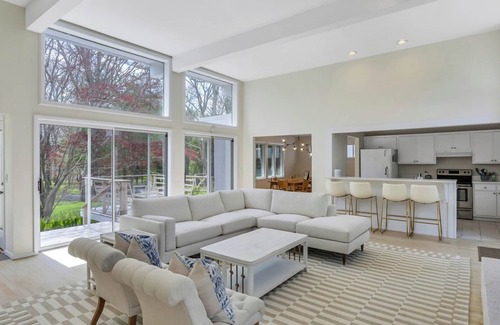 Village of East Hampton House | Renovated modern mid-century ranch, polished landscaping, heated saltwater.