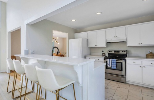 Village of East Hampton House | Renovated modern mid-century ranch, polished landscaping, heated saltwater.
