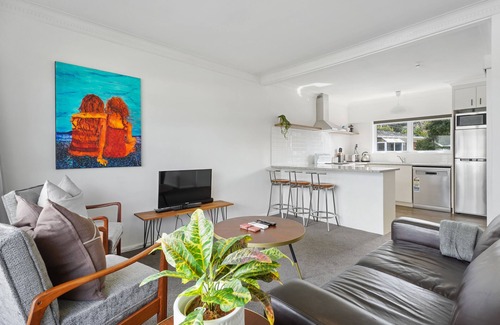 Takapuna House | Renovated Takapuna 2BR Apt - Parking