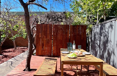 St Peters House | Retro House 3-bedrooms @St Peters. 2km to CBD