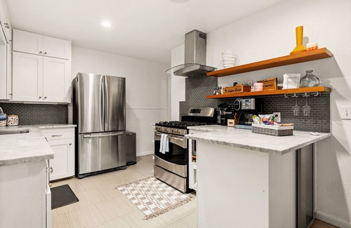 South Lamar House | Retro SoLa Retreat Mins to DT/Heated Pool/Sand Volley Ball Court/Firepit
