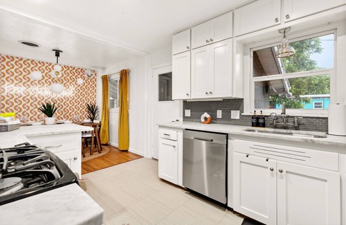 South Lamar House | Retro SoLa Retreat Mins to DT/Heated Pool/Sand Volley Ball Court/Firepit