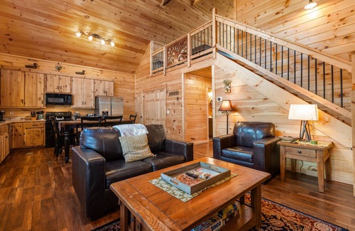 Frenchburg Cabin | Ridge Top Cabin Retreat w/Hot Tub & Game Room