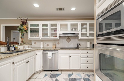 Midland House | Right At Home- Midland Santiago Dreams w/man cave, two large yards xtra parking