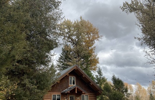 Kalispell Cabin | River-front Cabin is affordable retreat after hiking or skiing! Pet friendly!