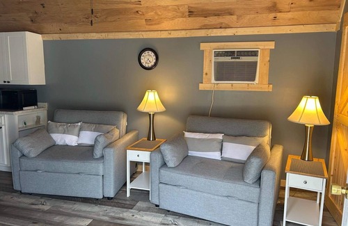 Matewan Cabin | River Road Retreat. Cabin minutes away from trails w/hottub & seasonal pool!