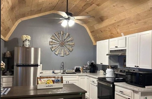 Matewan Cabin | River Road Retreat. Cabin minutes away from trails w/hottub & seasonal pool!