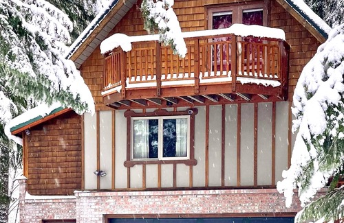 Enumclaw Cabin | River-Walk Cabin - near Mount Rainier National Park