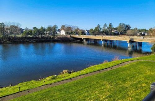 Seaside Apartment | Riverfront Retreat