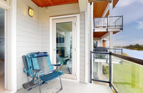 Seaside Apartment | Riverfront Retreat