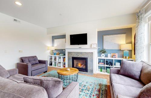 Seaside Apartment | Riverfront Retreat